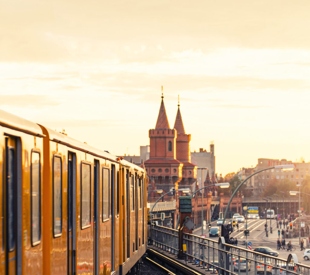 Gelbe U-Bahn vor der Oberbaumbrücke in Berlin im Abendlicht