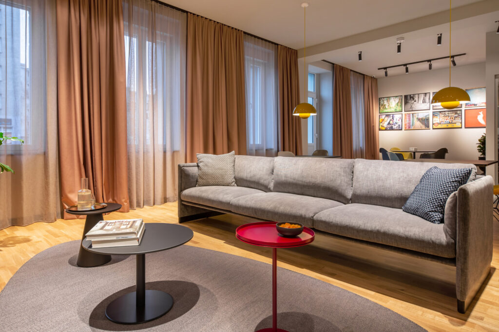 Wohnbereich mit Sofa im ipartment Berlin Mitte