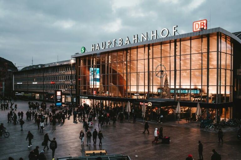 Köln Hauptbahnhof mit Bahnhofsvorplatz