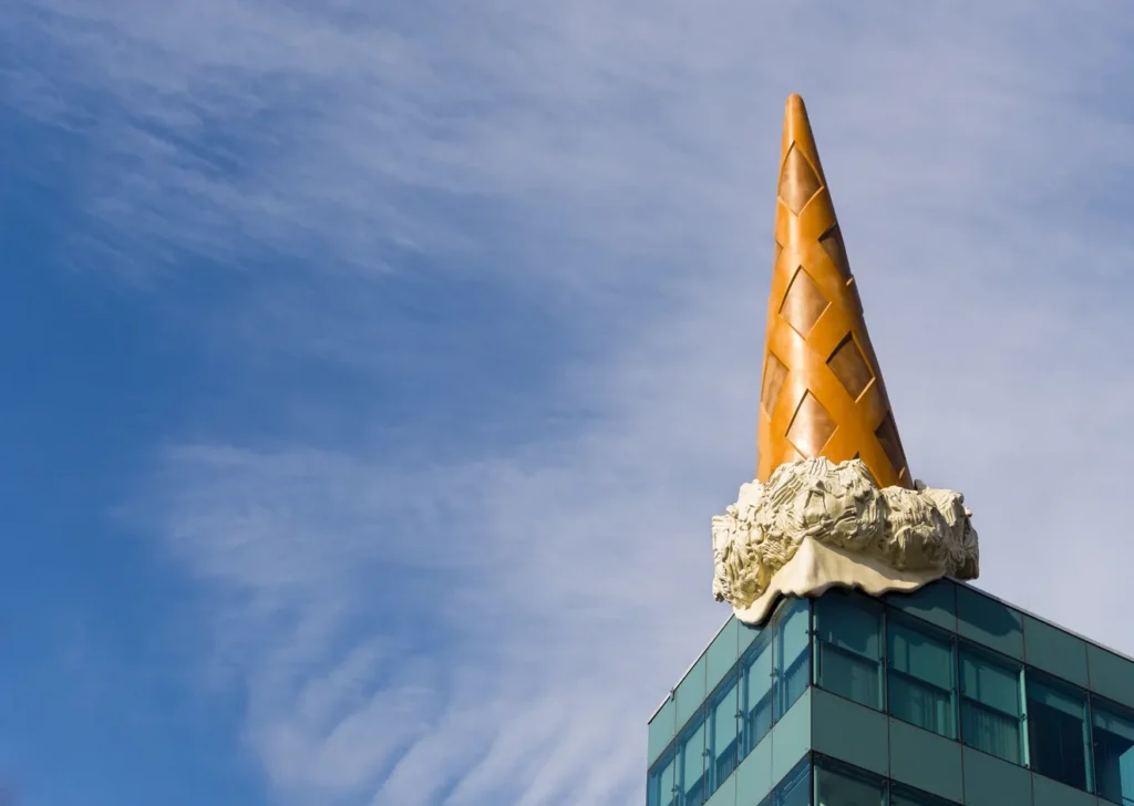 Skulptur einer Eistüte auf einem Dach in Köln