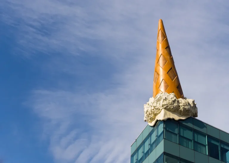 Skulptur einer Eistüte auf einem Dach in Köln