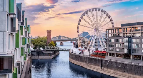 Riesenrad am Rheinufer in Köln