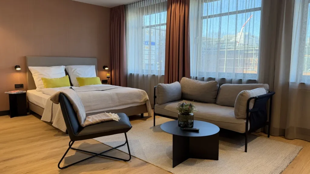 Apartment M im ipartment Köln-Oper mit großen Fenstern