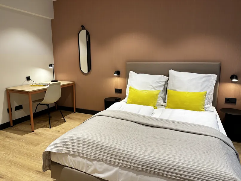 Apartment S im ipartment Köln-Oper mit Wohn- und Arbeitsbereich