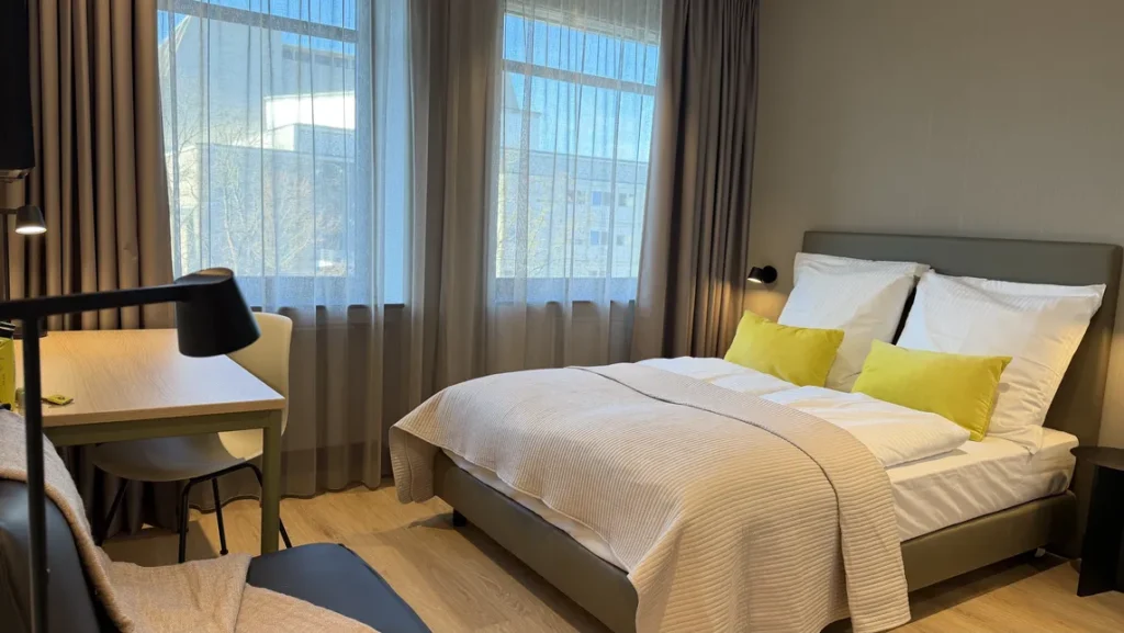 Apartment XS im ipartment Köln-Oper mit Bett und Küchenzeile
