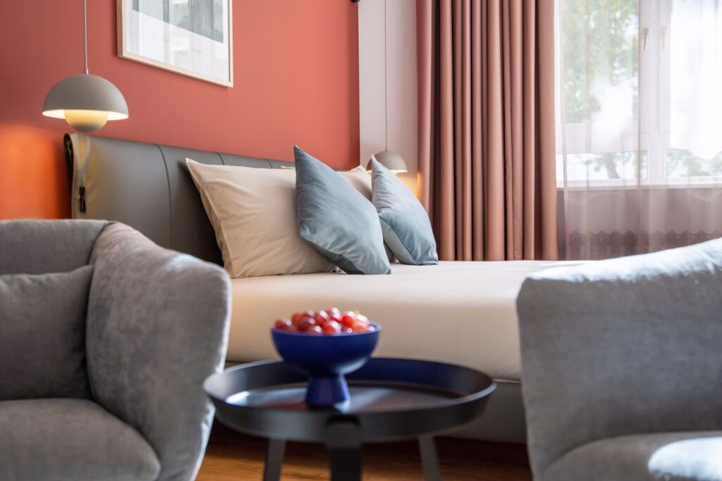Gemachtes Bett in einem Serviced Apartment
